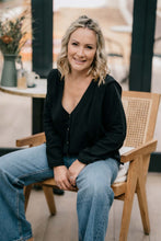 Laden Sie das Bild in den Galerie-Viewer, Le Milk C&#39;est Chic amningsskjorta Svart, i ekologisk bomullsväv
