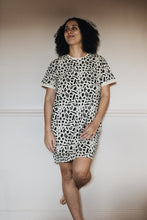 Laden Sie das Bild in den Galerie-Viewer, Geometrisk mamma amningst-shirtklänning

