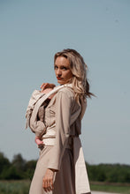 Laden Sie das Bild in den Galerie-Viewer, TaiTai Baby Carrier - Heart2Heart Cream - 100% ekologisk bomull
