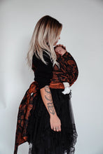 Ladda upp bild till gallerivisning, KOKADI Woven Baby Wrap/Vävd sjal - Skulls x Florian - 56% Bambuviskos, 41% ekologisk bomull, 2% lurex, 1% polyester
