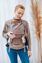 Laden Sie das Bild in den Galerie-Viewer, LELIBA Zack Babytrage - Sepia - 100 % Bio-Baumwolle
