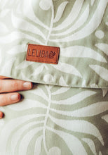 Laden Sie das Bild in den Galerie-Viewer, LELIBA Tai Babytrage – Bungi Green – 100 % Bio-Baumwolle
