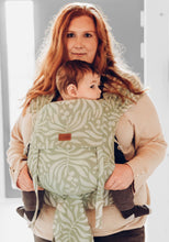 Laden Sie das Bild in den Galerie-Viewer, LELIBA Tai Babytrage – Bungi Green – 100 % Bio-Baumwolle
