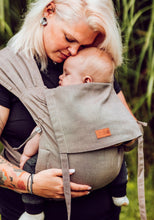 Laden Sie das Bild in den Galerie-Viewer, LELIBA Wrap Up Babytrage – Sepia – 100 % Bio-Baumwolle
