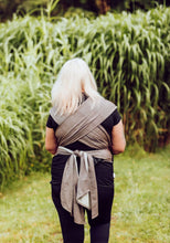 Laden Sie das Bild in den Galerie-Viewer, LELIBA Wrap Up Babytrage – Sepia – 100 % Bio-Baumwolle
