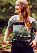 Laden Sie das Bild in den Galerie-Viewer, LELIBA Zack Babytrage - Bungi Rubus - 100% Bio-Baumwolle

