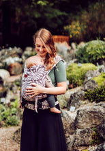 Laden Sie das Bild in den Galerie-Viewer, LELIBA Zack Babytrage - Bungi Rubus - 100% Bio-Baumwolle
