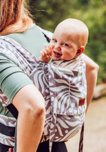 Laden Sie das Bild in den Galerie-Viewer, LELIBA Zack Babytrage - Bungi Rubus - 100% Bio-Baumwolle
