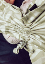 Laden Sie das Bild in den Galerie-Viewer, LELIBA Zack Babytrage – Bungi Grün – 100 % Bio-Baumwolle
