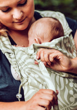 Laden Sie das Bild in den Galerie-Viewer, LELIBA Zack Babytrage – Bungi Grün – 100 % Bio-Baumwolle
