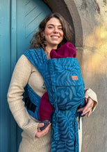 Laden Sie das Bild in den Galerie-Viewer, LELIBA Tai Babytrage - Bungi Coralie - 100% Bio-Baumwolle
