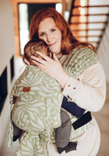 Laden Sie das Bild in den Galerie-Viewer, LELIBA Tai Babytrage – Bungi Green – 100 % Bio-Baumwolle
