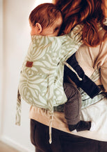 Laden Sie das Bild in den Galerie-Viewer, LELIBA Tai Babytrage – Bungi Green – 100 % Bio-Baumwolle
