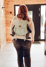 Laden Sie das Bild in den Galerie-Viewer, LELIBA Tai Babytrage – Bungi Green – 100 % Bio-Baumwolle
