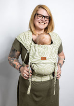 Laden Sie das Bild in den Galerie-Viewer, LELIBA Tai Babytrage – Bungi Green – 100 % Bio-Baumwolle
