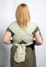 Laden Sie das Bild in den Galerie-Viewer, LELIBA Tai Babytrage – Bungi Green – 100 % Bio-Baumwolle
