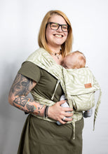 Laden Sie das Bild in den Galerie-Viewer, LELIBA Tai Babytrage – Bungi Green – 100 % Bio-Baumwolle
