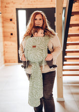 Laden Sie das Bild in den Galerie-Viewer, LELIBA Tai Babytrage – Bungi Green – 100 % Bio-Baumwolle
