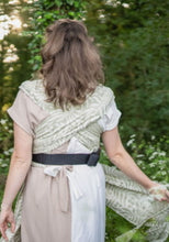 Laden Sie das Bild in den Galerie-Viewer, LELIBA Wrap Up Babytrage – Bungi Green – 100 % Bio-Baumwolle
