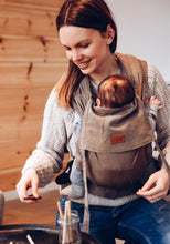 Laden Sie das Bild in den Galerie-Viewer, LELIBA Zack Babytrage - Sepia - 100 % Bio-Baumwolle
