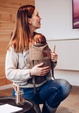 Laden Sie das Bild in den Galerie-Viewer, LELIBA Zack Babytrage - Sepia - 100 % Bio-Baumwolle
