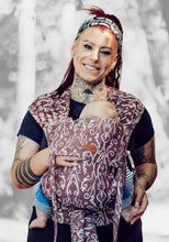 Laden Sie das Bild in den Galerie-Viewer, Hyr! - LELIBA Tai bärsele - Ramus Mora - 100% ekologisk bomull
