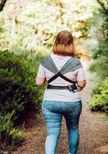 Laden Sie das Bild in den Galerie-Viewer, LELIBA Zack Babytrage - Graphit - 100 % Bio-Baumwolle
