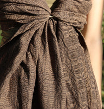 Load image into Gallery viewer, Vanamo Woven Wrap/Vävd sjal - Kide Siili - 48% ekologisk bomull, 33% linne, 16% bourettesilke, 3% kapok
