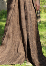 Load image into Gallery viewer, Vanamo Woven Wrap/Vävd sjal - Kide Siili - 48% ekologisk bomull, 33% linne, 16% bourettesilke, 3% kapok
