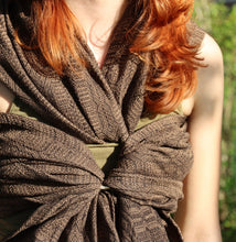Load image into Gallery viewer, Vanamo Woven Wrap/Vävd sjal - Kide Siili - 48% ekologisk bomull, 33% linne, 16% bourettesilke, 3% kapok
