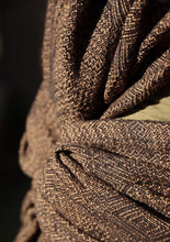 Load image into Gallery viewer, Vanamo Woven Wrap/Vävd sjal - Kide Siili - 48% ekologisk bomull, 33% linne, 16% bourettesilke, 3% kapok

