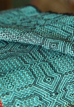 Laden Sie das Bild in den Galerie-Viewer, Vanamo Woven Wrap/Vävd sjal - Kide Laguuni - 75% ekologisk bomull, 25% linne
