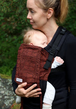 Ladda upp bild till gallerivisning, Wompat ILO Baby Carrier Leimu - 62% ekologisk bomull, 16% linne, 16% bourettesilke, 6% kapok - Utförsäljning!
