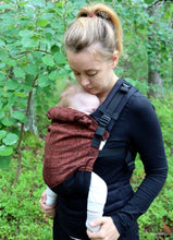 Ladda upp bild till gallerivisning, Wompat ILO Baby Carrier Leimu - 62% ekologisk bomull, 16% linne, 16% bourettesilke, 6% kapok - Utförsäljning!
