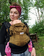 Load image into Gallery viewer, Wompat ILO Baby Carrier Kide Auringonkukka - 75% organic cotton, 25% linen
