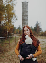 Laden Sie das Bild in den Galerie-Viewer, Vanamo Woven Wrap/Vävd sjal - Kide Sysi - 40% ekologisk bomull, 30% linne, 30% merinoull - Utförsäljning!

