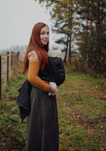 Laden Sie das Bild in den Galerie-Viewer, Vanamo Woven Wrap/Vävd sjal - Kide Sysi - 40% ekologisk bomull, 30% linne, 30% merinoull - Utförsäljning!
