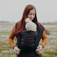 Laden Sie das Bild in den Galerie-Viewer, Vanamo Woven Wrap/Vävd sjal - Kide Sysi - 40% ekologisk bomull, 30% linne, 30% merinoull - Utförsäljning!
