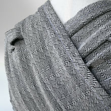 Laden Sie das Bild in den Galerie-Viewer, Wompat Wrap Tai Graniitti - 100% ekologisk bomull
