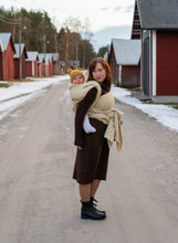 Load image into Gallery viewer, Vanamo Woven Wrap/Vävd sjal - Kide Ambra - 40% ekologisk bomull, 30% linne, 30% merinoull
