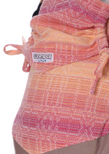 Laden Sie das Bild in den Galerie-Viewer, Wompat ILO Baby Carrier Kide Sarastus - 100% ekologisk bomull
