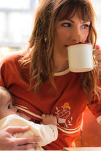 Laden Sie das Bild in den Galerie-Viewer, You&amp;Milk x Charlie Mamas amningst-shirt
