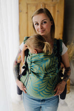Laden Sie das Bild in den Galerie-Viewer, Little Frog Babytrage Preschooler – Frühlingsfedern – 100% Baumwolle
