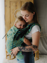 Laden Sie das Bild in den Galerie-Viewer, Little Frog Babytrage Preschooler – Frühlingsfedern – 100% Baumwolle
