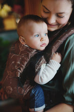 Laden Sie das Bild in den Galerie-Viewer, Little Frog Prime Carrier V3 – Umber Lightness – 100% Baumwolle
