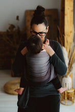 Laden Sie das Bild in den Galerie-Viewer, Little Frog Baby Wrap - Bronzite - 100% kammad bomull
