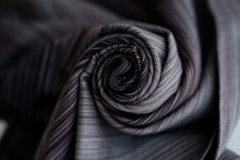 Laden Sie das Bild in den Galerie-Viewer, Little Frog Baby Wrap - Bronzite - 100% kammad bomull
