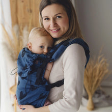 Laden Sie das Bild in den Galerie-Viewer, Little Frog Ergonomic Baby Carrier Prime Infinity Love – Black Hearts - 100% Baumwolle
