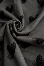 Laden Sie das Bild in den Galerie-Viewer, Little Frog Baby Wrap - Cosy Love - 50% gekämmte Baumwolle, 50% Bio-Baumwolle
