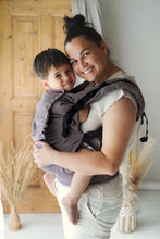 Laden Sie das Bild in den Galerie-Viewer, Little Frog Baby Carrier Preschooler - Pure Linen Frappe - 100% linne
